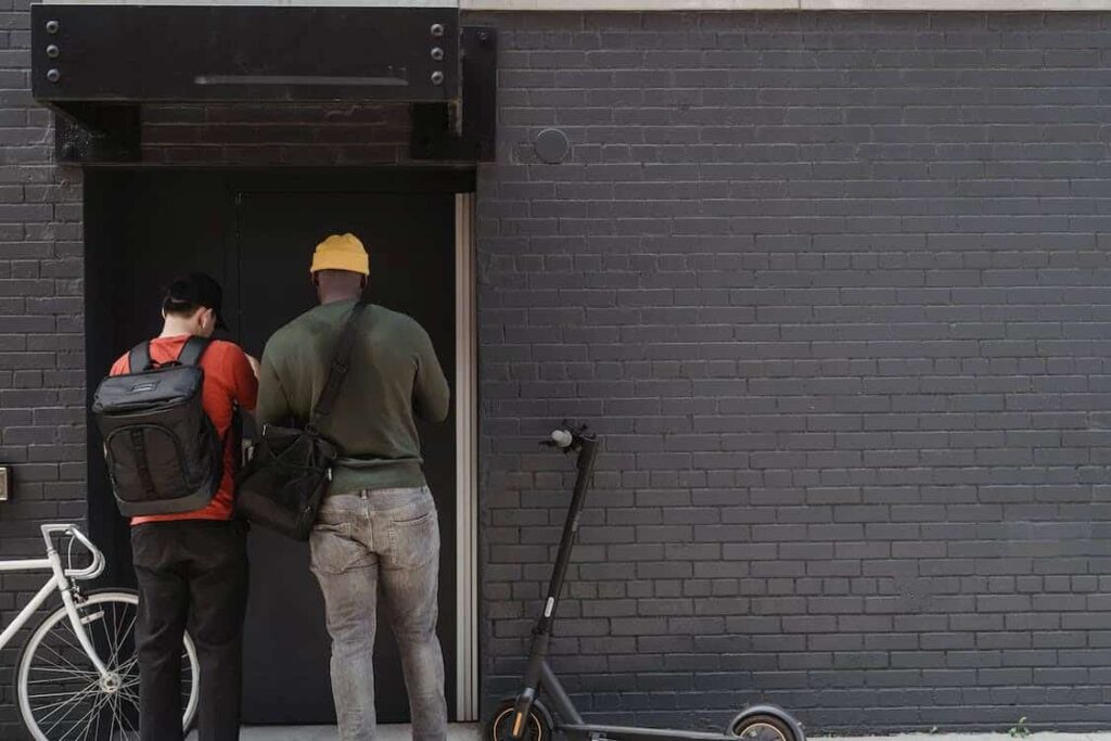 O que é a panfletagem porta a porta?